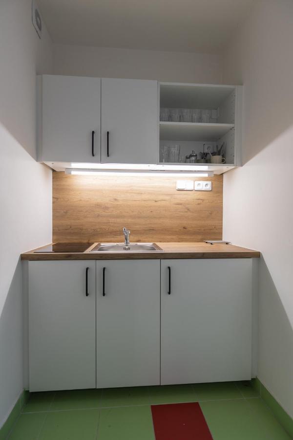 Capsule Hostel Andel Centre Spirit Прага Экстерьер фото